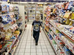 Азаров обвинил в подорожании продуктов супермаркеты