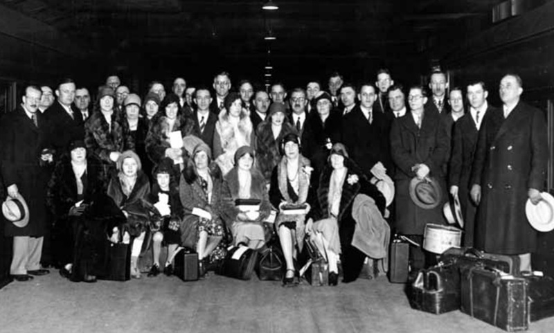 Мориц Кан, его сотрудники и их супруги на Центральном вокзале Нью-Йорка по пути в Москву