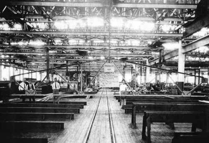 Ферма для сборочного цеха Сталинградского тракторного завода, изготавливаемая в Нью-Йорке компанией McClintic-Marshall Products, перед демонтажем и отправкой в СССР, 24 июля 1929 года Ферма для сборочного цеха Сталинградского тракторного завода, изготавливаемая в Нью-Йорке компанией McClintic-Marshall Products, перед демонтажем и отправкой в СССР, 24 июля 1929 года