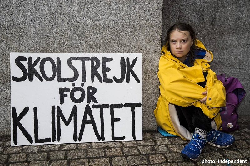Акция протеста Греты Тунберг перед зданием Ри́ксдага в Стокгольме