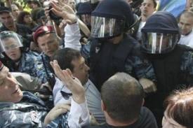 В Киеве коммунальщики и милиция сносят рынок есть раненые