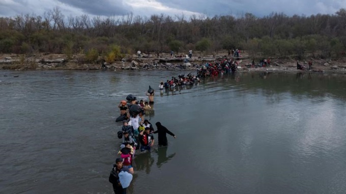 Мигранты переходят реку Рио-Гранде из Мексики в США 21 декабря 2023 года