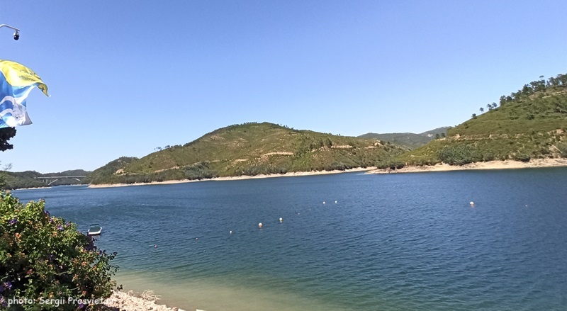 Купание на Praia Fluvial do Lago Azul