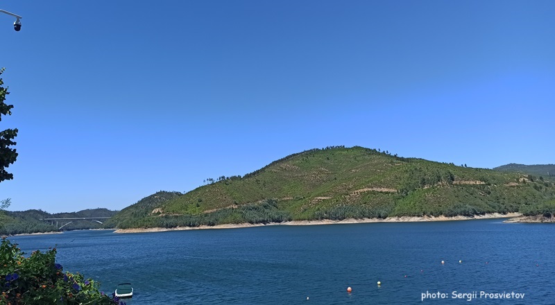 Купание на Praia Fluvial do Lago Azul