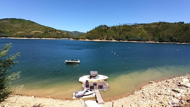 Купание на Praia Fluvial do Lago Azul