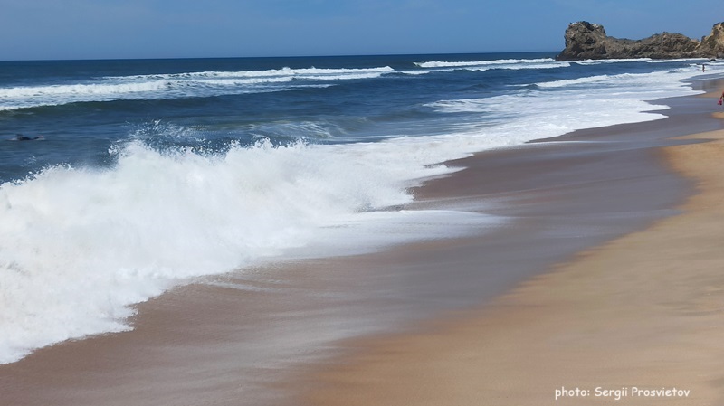 Купание на Praia de Paredes da Vitoria