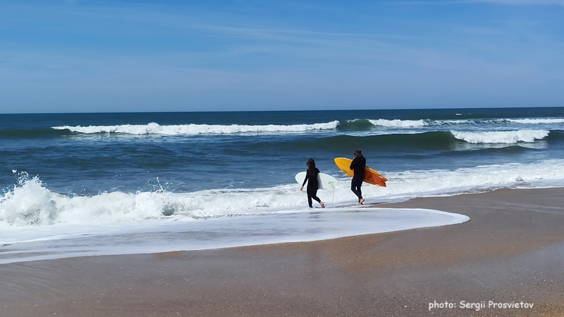 Купание на Praia de Paredes da Vitoria