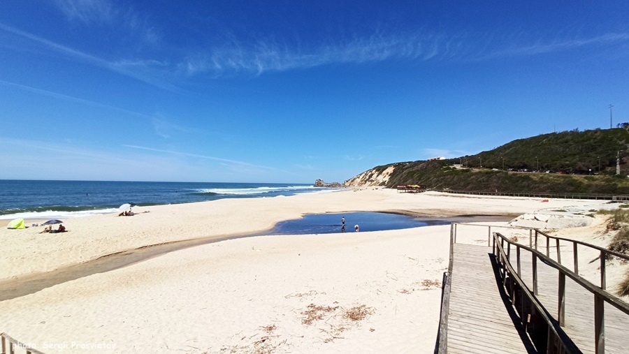 Купание на Praia de Paredes da Vitória