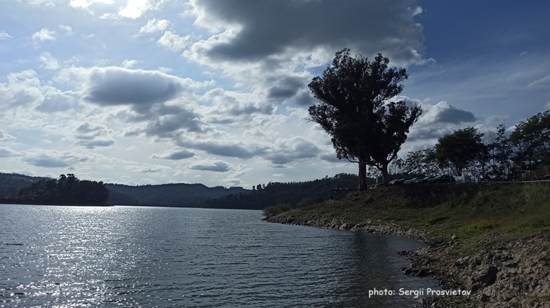 Купание на Praia Fluvial do Lago Azul