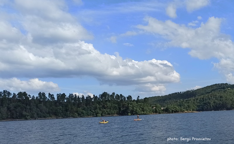 Купание на Praia fluvial do Alqueidão