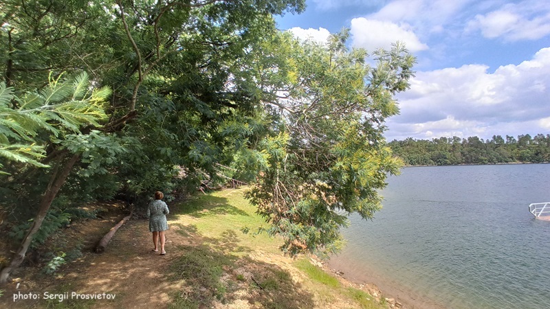 Купание на Praia fluvial do Alqueidão