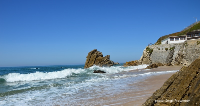 Купание на пляже океана Sao Pedro de Moel