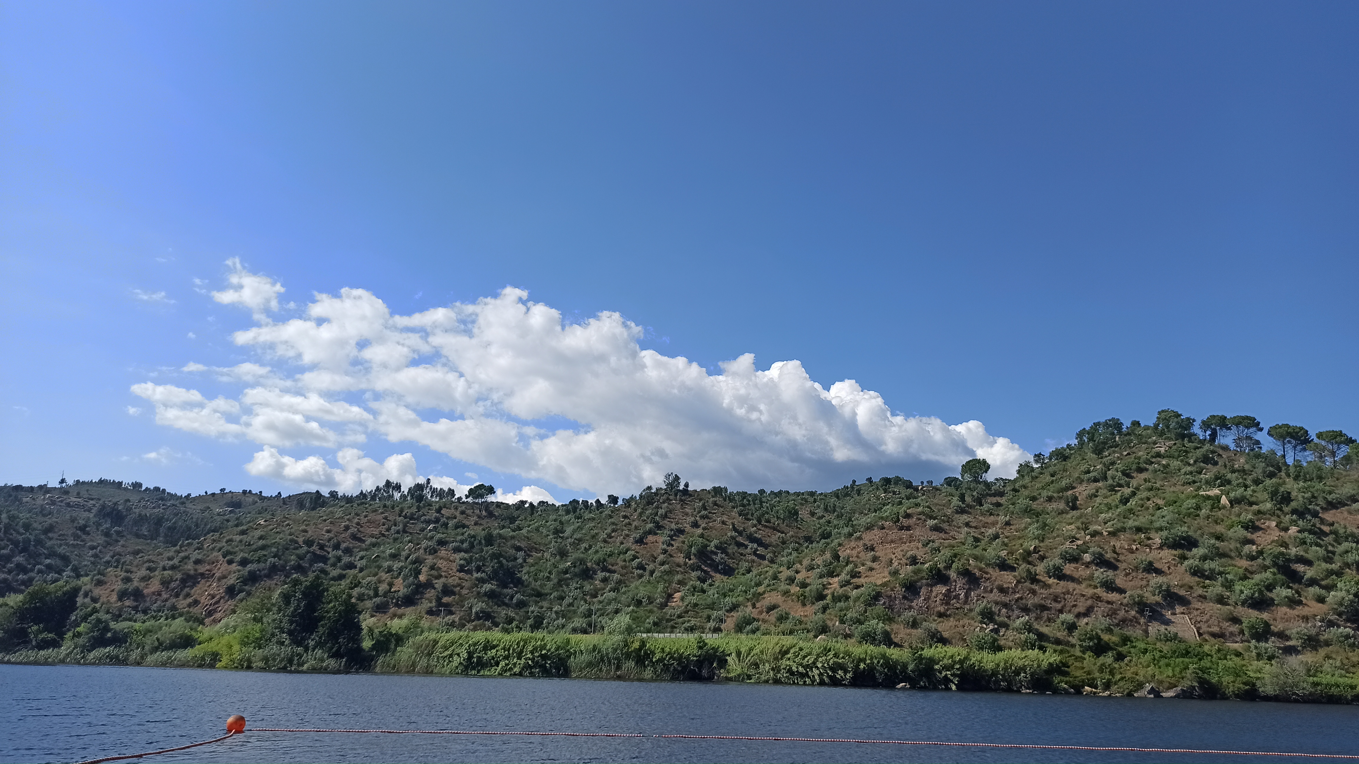 Купание на Praia Fluvial do Alamal