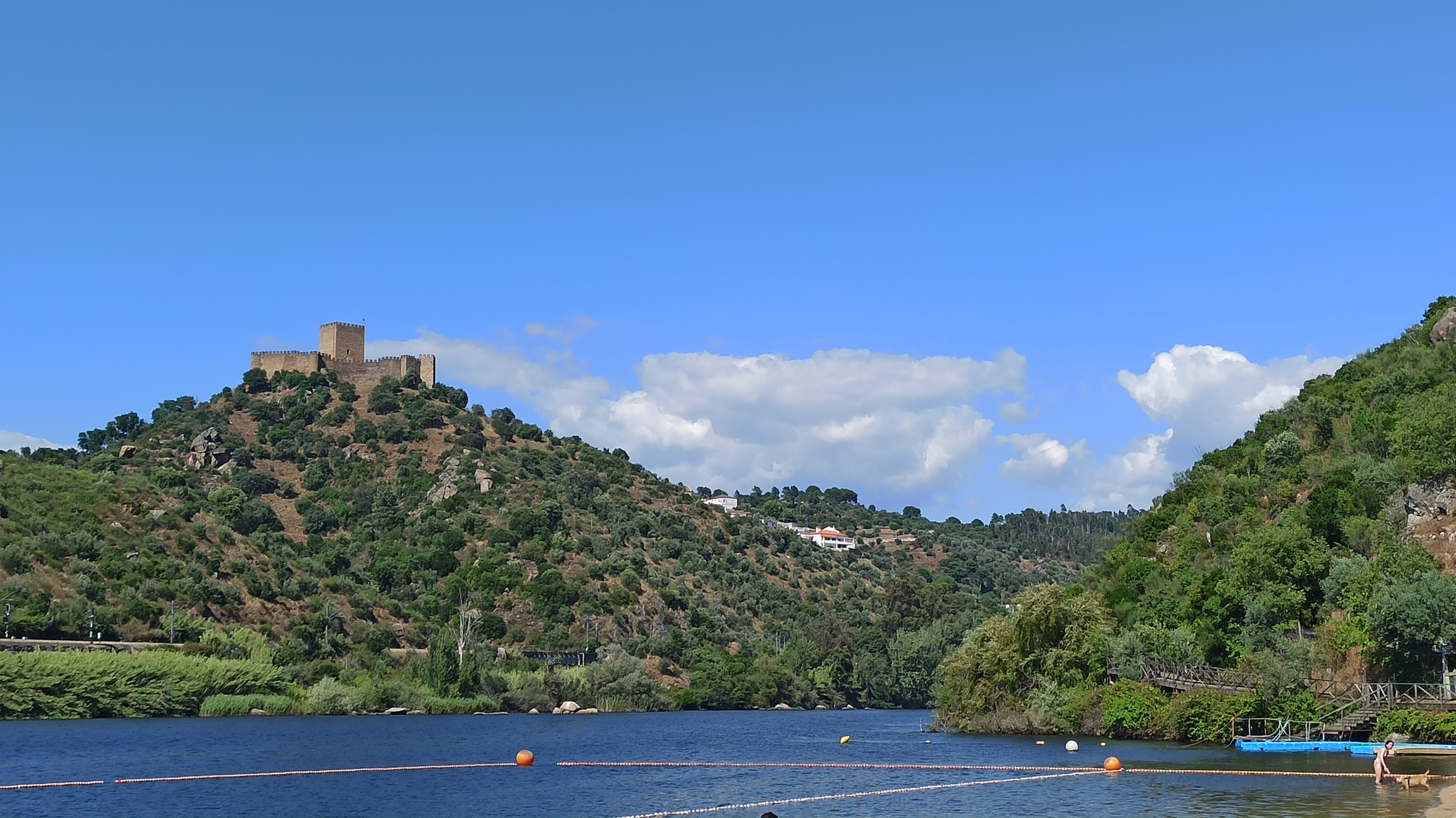 Купание на Praia Fluvial do Alamal