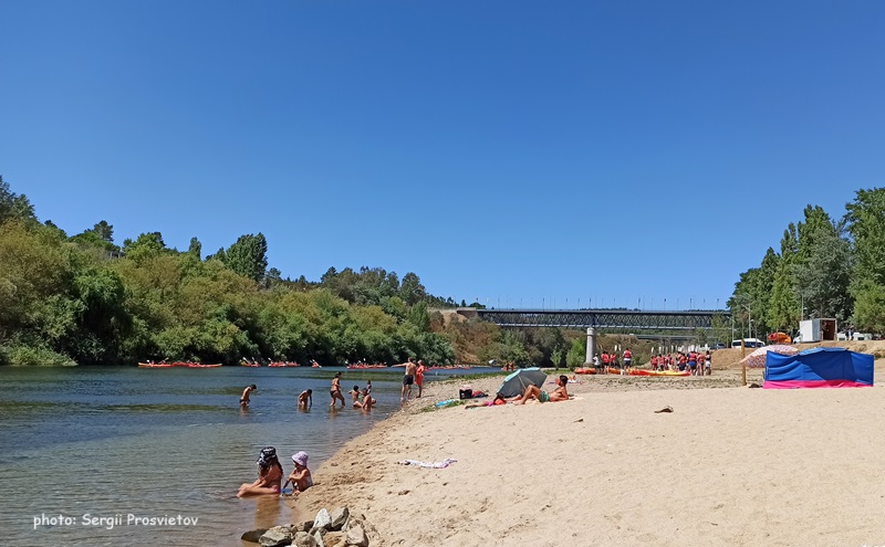 Купание на Praia de Constância