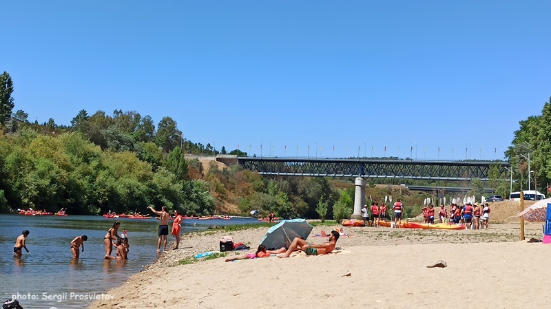 Купание на Praia de Constancia