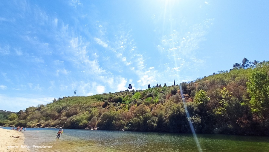 Купание на Praia de Constância