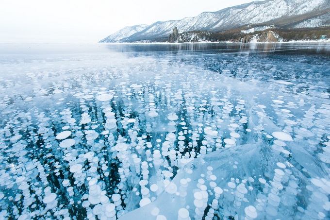 Greenhouse gas bubbles frozen in ice on Lake Baikal