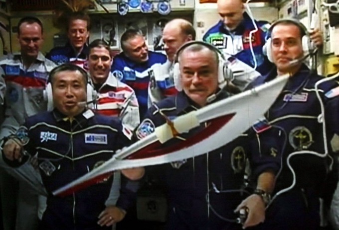 Фото экипажа МКС с олимпийским факелом зимней олимпиады в Сочи