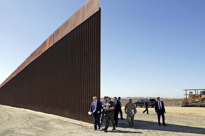 Трамп начал первым строительство стены