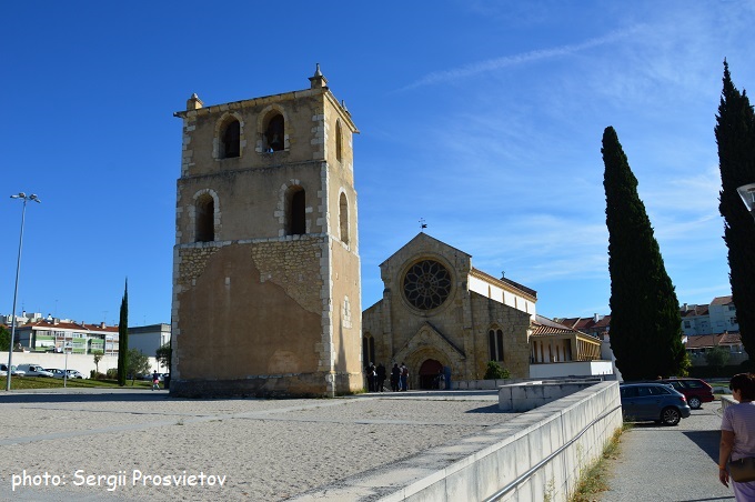 Церковь Santa Maria do Olival в городе Томар Португалия и башня звонница, построенная ещё до строительства церкви