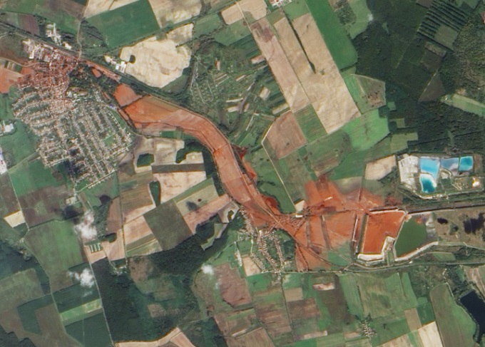 Разлив ядохимикатов при аварии на глиноземном заводе в Венгрии в 2010 году