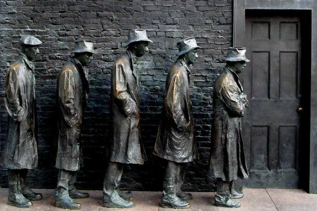 Это фотография скульптуры Джорджа Сигала Очередь за хлебом в годы депрессии