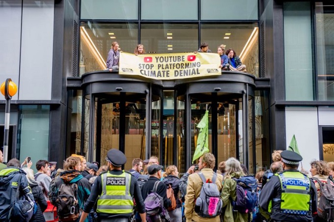 группа активистов-экологов протестует на крыше у входа в офис Youtube