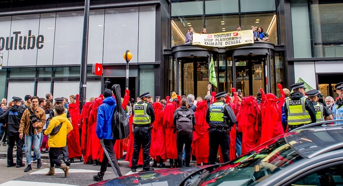 Протест климатических активистов перед офисом YouTube в Лондоне в октябре 2020 года