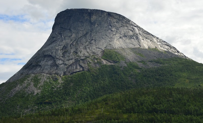 Следы движения ледников на склонах и на вершине горы в Норвегии