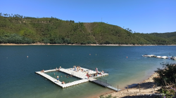 Купание на Praia Fluvial do Lago Azul