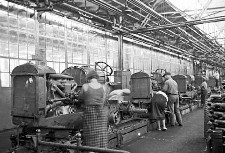 Сборочная линия Сталинградского тракторного завода, 1937 год Сборочная линия Сталинградского тракторного завода, 1937 год