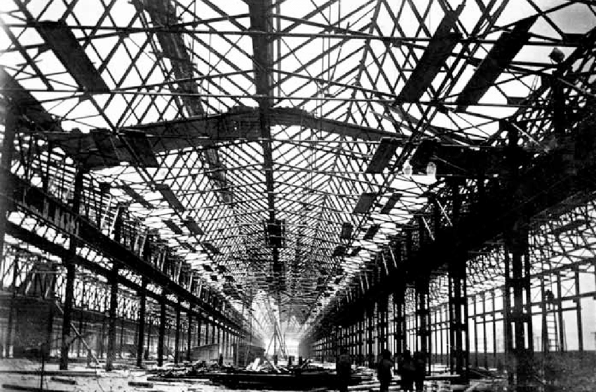 Строительство сборочного цеха Челябинского тракторного завода, 1930 год Строительство сборочного цеха Челябинского тракторного завода, 1930 год