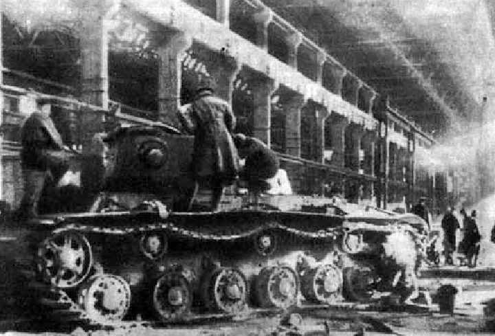 Рисунок 10. Советский ремонт танков в разгар боя, Сталинградский тракторный завод. Август 1942 года Рисунок 10. Советский ремонт танков в разгар боя, Сталинградский тракторный завод. Август 1942 года